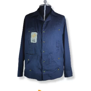 Guayabera con botones de ámbar